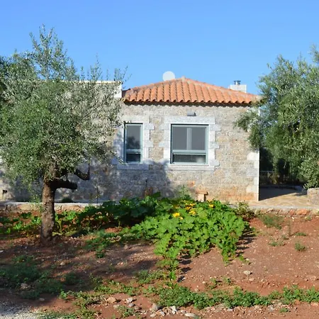 בית נופש Kastro-kardamili קרדמילי